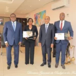 Le Directeur Général du Budget et des Finances présente les DAF distingués pour leur performance au Ministre des Finances et du Budget